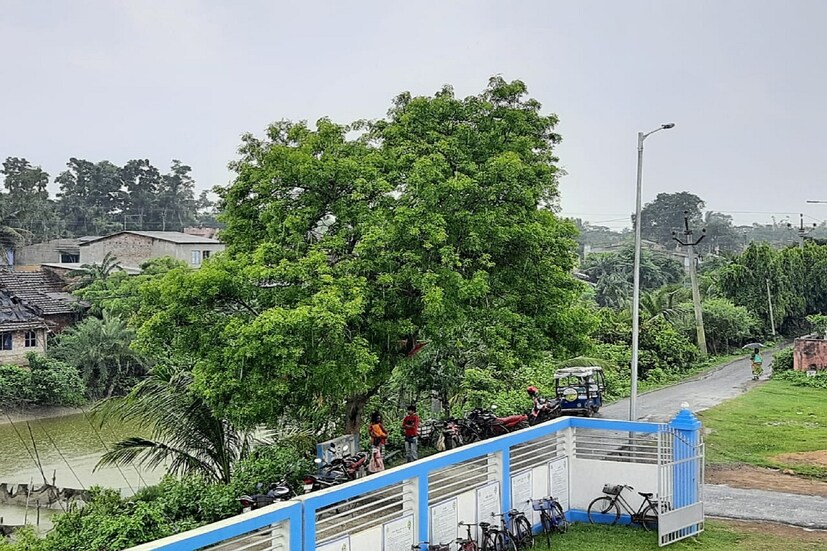 *চড়া রোদের ফাঁকেই হঠাৎ বৃষ্টি নন্দীগ্রামে। হালকা বৃষ্টি নন্দীগ্রাম জুড়ে। নন্দীগ্রামের রেয়াপাড়া-সহ বিভিন্ন জায়গায় হালকা বৃষ্টি শুরু হয়েছে। চড়া রোদের মধ্যেই হঠাৎ বৃষ্টি নন্দীগ্রামে। প্রতীকী ছবি। 