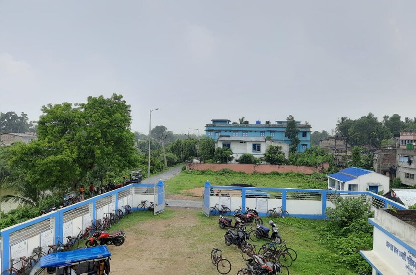 *উত্তরবঙ্গে আজও হালকা ঝড়-বৃষ্টির সম্ভাবনা। মালদহ, উত্তর ও দক্ষিণ দিনাজপুর, কোচবিহার, আলিপুরদুয়ারে বজ্রবিদ্যুৎ-সহ বৃষ্টির সঙ্গে হালকা ঝোড়ো হাওয়া। আগামীকাল বৃষ্টি কমলেও শুক্রবার থেকে ফের বৃষ্টি বাড়বে উত্তরবঙ্গে। প্রতীকী ছবি। 