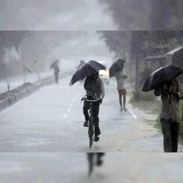এদিকে বর্ষারানী পা রাখার পর থেকেই ভারি ও অতি ভারি বৃষ্টিতে উত্তরবঙ্গে প্রবল বারিধারা হয়েই চলেছে। পূর্বাভাস অনুযায়ী, আগামী ৪৮ ঘণ্টা বৃষ্টিপাতের পরিমাণ বেশি থাকবে। ভারি থেকে অতি ভারি বৃষ্টিপাতের সম্ভাবনা রয়েছে জলপাইগুড়ি, কোচবিহার ও আলিপুরদুয়ারে৷ 