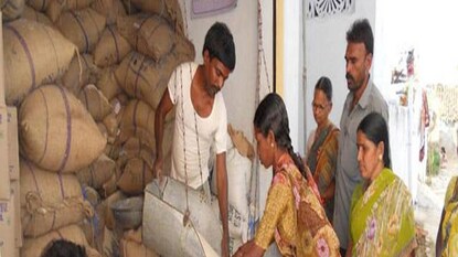 রেশনে মমতা -মডেল? রেশনে মমতা -মডেল?