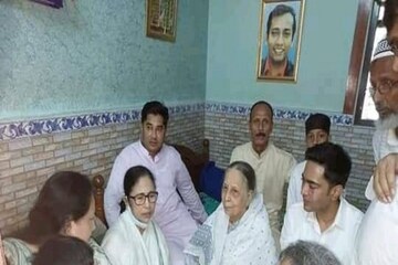 রেড রোড থেকে সোজা রিজওয়ানুর রহমানের বাড়িতে মমতা, কথা বললেন পরিবারের সঙ্গে রেড রোড থেকে সোজা রিজওয়ানুর রহমানের বাড়িতে মমতা, কথা বললেন পরিবারের সঙ্গে