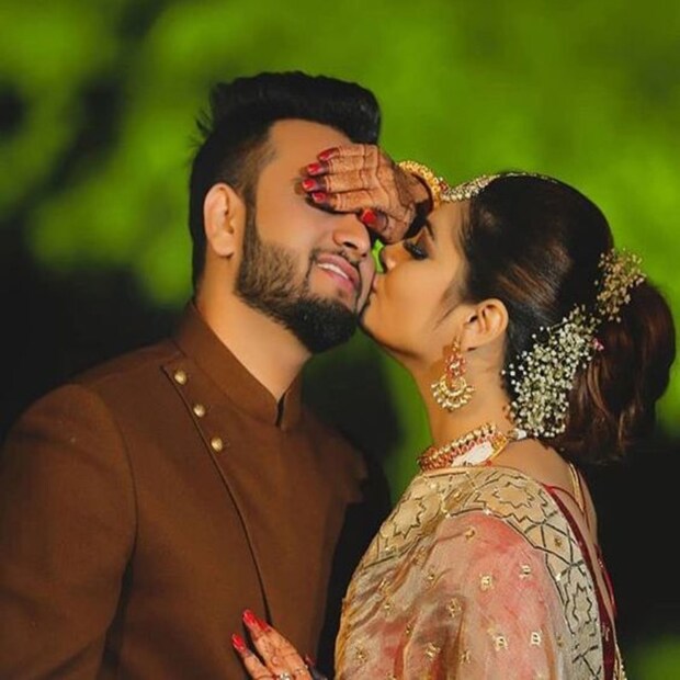 ৪) বিয়ের আগে আপনার অনেক সম্পর্ক থাকতে পারে, কিন্তু বিয়ের পর যখনই আপনি স্ত্রীর সঙ্গে বসবেন, ভুলেও কখনও আপনার প্রাক্তন প্রেমিকা সম্পর্কে কথা বলবেন না, অন্যথায় স্ত্রী অনুভব করবে যে আপনি এখনও প্রাক্তন প্রেমিকাকে মিস করছেন। বা তাঁকে ভুলতে পারছেন না। আপনার জীবনের নারীর মনে সন্দেহ সৃষ্টির এটি একটি বড় কারণ। প্রতীকী ছবি।