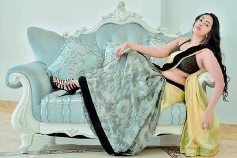 হিল জুতো  ফিগার এবং উচ্চতা যাই হোক না কেন, হিল জুতো শাড়ির সঙ্গে পরা যেতে পারে। হিল সঠিক ভঙ্গি বজায় রাখতে এবং কার্ভ তুলে ধরতে সাহায্য করে। যদি পেন্সিল হিল পরতে স্বাচ্ছন্দ্যবোধ না হয়, তাহলে ওয়েজ বা ব্লক হিলও পরা যায়। Photo  Courtesy- Facebook  