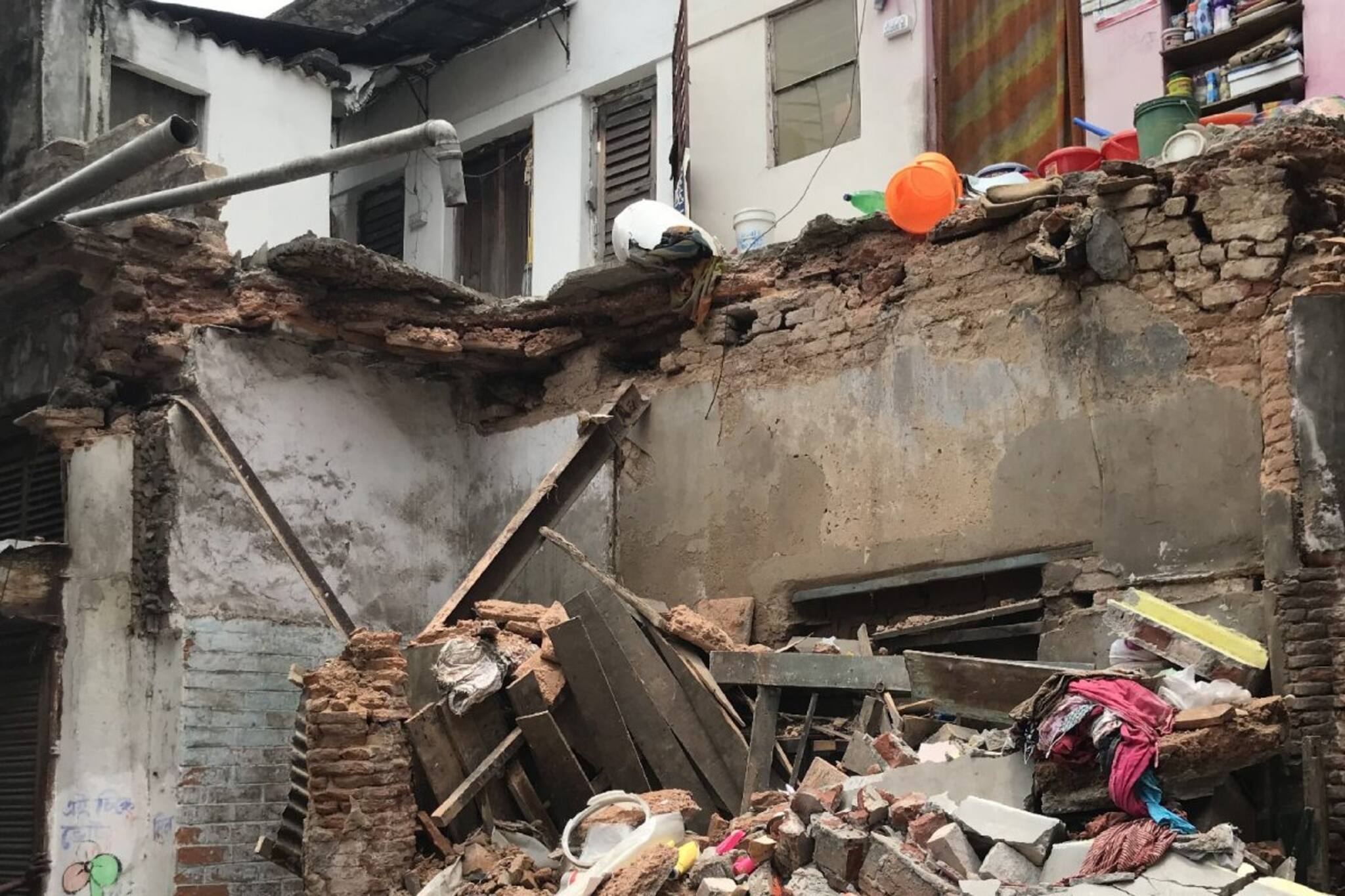 শিয়ালদহ এলাকায় ভাঙল বাড়ি, অল্পের জন্য রক্ষা এক ব্যক্তির 