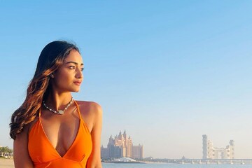 কখনও কমলা, কখনও হলুদ... মোনোকিনিতে তপ্ত বাঙালি কন্যা ত্রিধা চৌধুরী