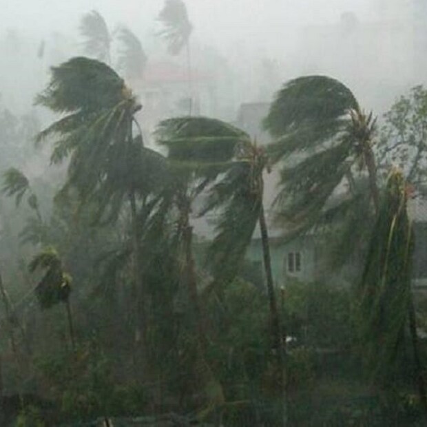 আগামী ২-৩ ঘণ্টায় বজ্রবিদ্যুৎ সহ বৃষ্টি, ঝোড়ো হাওয়ার পূর্বাভাস রয়েছে কলকাতা ও উত্তর ২৪ পরগনাতেও।