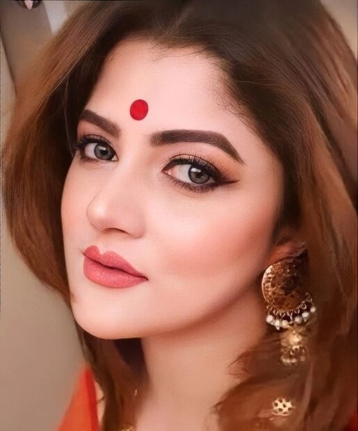*জন্মদিনেও ব্যবসায়ী প্রেমিককে দেখা গিয়েছিল শ্রাবন্তীর পাশে। ছেলে ঝিনুক এবং তাঁর বান্ধবীর সঙ্গে যখন মলদ্বীপ উড়ে গিয়েছিলেন মা শ্রাবন্তী, তখনও নাকি সঙ্গে ছিলেন শ্রাবন্তীর প্রেমিক। যদিও কোনও ছবি প্রকাশ্যে আসেনি। ছবি: ইনস্টাগ্রাম। 