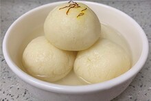 সন্ধে হলেই তো বাড়িতে অতিথি সমাগম! মিষ্টির দোকানে উপচে পড়া ভিড়...