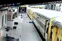 দুই সন্তানকে ছুড়ে ফেলে ট্রেন থেকে ঝাঁপাল মা, ভিডিও দেখে আঁতকে উঠবেন দুই সন্তানকে ছুড়ে ফেলে ট্রেন থেকে ঝাঁপাল মা, ভিডিও দেখে আঁতকে উঠবেন