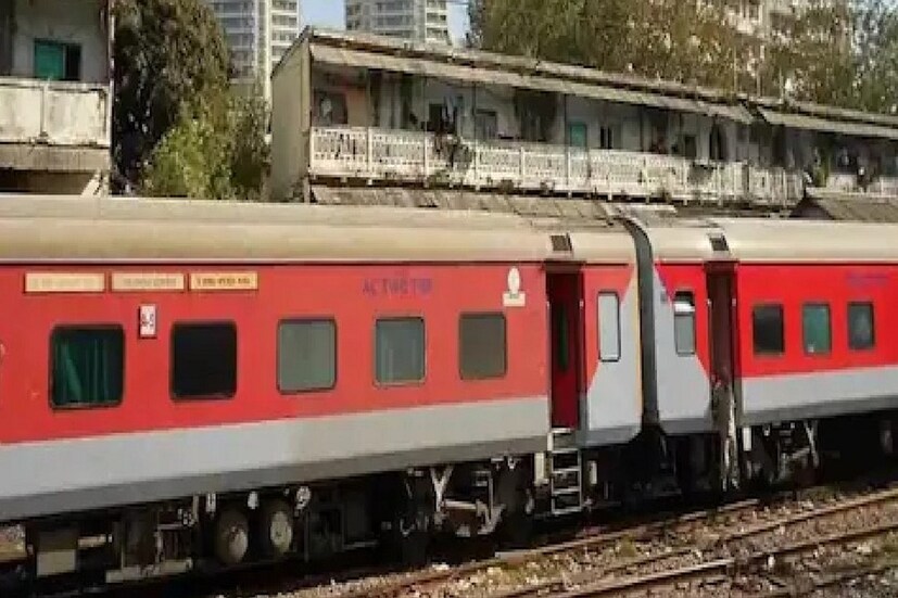ট্রেনে তো কম বেশি সকলেই চড়েন। দূর পাল্লার ট্রেন হোক বা রোজকার যাত্রা। ট্রেনের সঙ্গে সকলের পরিচয় আছে। কিন্তু জানেন কী ট্রেনের এসি কামরা সব সময় মাঝ খানে কেন থাকে? photo source collected 