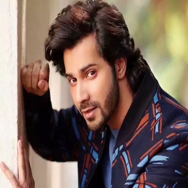 মুলতানি মাটি: আজ্ঞে হ্যাঁ। বিশ্বাস না করলেও এটাই সত্যি। মেয়েদের রূপচর্চায় মুলতানি মাটি মাস্ট। বরুণের ত্বকের ঔজ্জ্বল্যের গোপন কথা এটাই। ত্বকে প্রাকৃতিক আভা আনতে সপ্তাহে অন্তত ২ বার মুলতানি মাটির ফেসপ্যাক ব্যবহার করেন অভিনেতা।