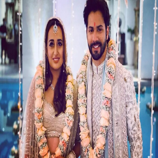 ঘুম: ঘুমোতে কে না ভালোবাসে। চিকিৎসকরা বলেন, প্রাপ্তবয়স্কদের জন্য দিনে ৮ ঘণ্টা ঘুম জরুরি। তবে এতে শুধু স্বাস্থ্য নয়। ত্বকও ভালো থাকে। বরুণ মনে করেন, নির্বিঘ্নে ১০ থেকে ১২ ঘণ্টা ঘুম ত্বকের স্বাস্থ্যের জন্য জরুরি।