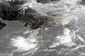 অস্বস্তিকর আবহাওয়ায় নাজেহাল, মৌসুমী বায়ু হচ্ছে সক্রিয়, সন্ধ্যাবেলা কি হবে