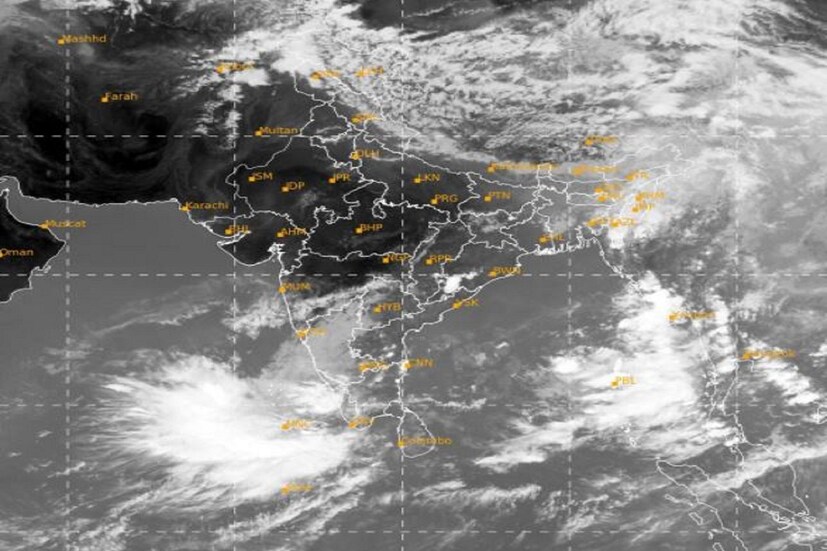 #নয়াদিল্লি. মৌসম ভবন বা আইএমডি জানিয়েছে দক্ষিণ পশ্চিম মৌসুমী বায়ু সোমবার আন্দামান -নিকোবর দ্বীপপুঞ্জের দিকে এগিয়ে গেছে৷ এরফলে চার মাসের বর্ষাকালের সূচনা হতে চলেছে৷ ইতিমধ্যেই আন্দামান -নিকোবর দ্বীপপুঞ্জের চারপাশে এলাকায় ক্ষোভমণ্ডলের নিচু স্তরে  দক্ষিণ পশ্চিম হাওয়া মজবুত হওয়ার কারণে বৃষ্টি হচ্ছে৷ আইএমডি আগেই জানিয়েছে ১৫ মে থেকে এই অঞ্চলে বৃষ্টি শুরু হবে৷ তাই অনুযায়ি হচ্ছে৷ Photo Courtesy- IMD/Sattelite Image