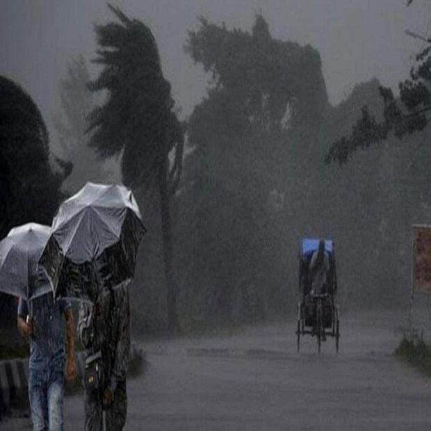 ইতিমধ্যেই অন্ধকার ঘনিয়ে এসেছে রাজ্যের বিভিন্ন জায়গায়। কিছুক্ষণের মধ্যেই কলকাতায় ঝমঝমিয়ে নামবে বৃষ্টি। কলকাতার একাংশে অবশ্য ইতিমধ্যেই বৃষ্টি নেমেও গিয়েছে। (প্রতীকী ছবি)