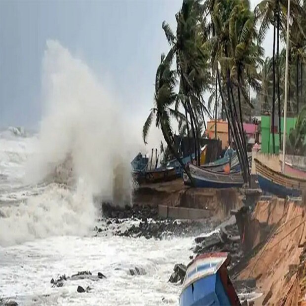তবে, অশনির আশঙ্কায় যে সমুদ্রতট পর্যটকদের স্নানের জন‍্য পরিচিত, সেখানেই এখন অচেনা ছবি। অশনি আশঙ্কা না থাকলেও সজাগ প্রশাসন। মোটা দড়ি দিয়ে বাঁধা নিউ দিঘার প্রবেশপথ। ফলে জনমানব শূন্য নিউ দিঘার সমুদ্রতট। আপাতত শুক্রবার পর্যন্ত পর্যটকদের সমুদ্র নামতে নিষেধ করেছে প্রশাসন। (প্রতীকী ছবি)