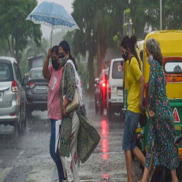 আজ কলকাতায় সর্বনিম্ন তাপমাত্রা ২৪.৭ ডিগ্রি সেলসিয়াস স্বাভাবিকের থেকে ২ ডিগ্রি কম। গতকাল বিকেলে সর্বোচ্চ তাপমাত্রা ছিল ৩৪.৮ ডিগ্রি সেলসিয়াস ,স্বাভাবিক। আপেক্ষিক আর্দ্রতার পরিমাণ ৬৩ থেকে ৮৬ শতাংশ। গত ২৪ ঘন্টায় বৃষ্টি হয়েছে ১.৮ মিলিমিটার।