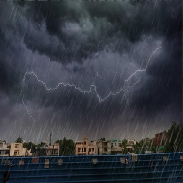 দক্ষিণবঙ্গের উত্তরবঙ্গ লাগোয়া জেলাগুলিতে বিক্ষিপ্ত বজ্রবিদ্যুৎ-সহ বৃষ্টির সম্ভাবনা। নদিয়া, মুর্শিদাবাদ, বীরভূম, পূর্ব ও পশ্চিম বর্ধমান জেলায় বজ্রবিদ্যুৎ-সহ হালকা মাঝারি বৃষ্টি। আগামী চার পাঁচ দিন ধরে বৃষ্টির সম্ভাবনা কম দক্ষিণবঙ্গের বাকি জেলাগুলিতে। আগামী ৪/৫ দিনের মধ্যে দু-একদিন হালকা বৃষ্টির সামান্য সম্ভাবনা কলকাতায়। দক্ষিণবঙ্গে একই তাপমাত্রা থাকবে আর আর্দ্রতাজনিত অস্বস্তি বাড়বে।