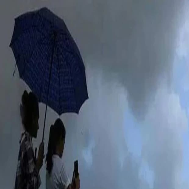 উত্তরবঙ্গের জেলাগুলিতে অতি ভারী বৃষ্টির পূর্বাভাস। তার জেরে উত্তরবঙ্গের জেলাগুলিকে বিশেষভাবে সতর্ক করল নবান্ন।মূলত কোচবিহার-আলিপুরদুয়ার-জলপাইগুড়ি সহ উত্তর বঙ্গের একাধিক জেলায় জারি করা হয়েছে কমলা সর্তকতা। 