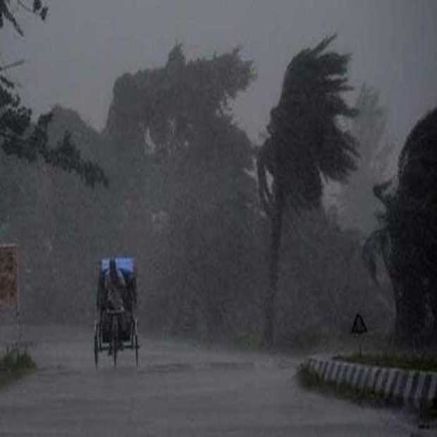 রবিবারের তুলনায় সোম এবং মঙ্গলবার ঝড়বৃষ্টির পরিমাণ বাড়বে বলেই মনে করছে হাওয়া অফিস। ঝোড়ো হাওয়ার গতিবেগও বৃদ্ধি পাবে। কলকাতা ও তার পার্শ্ববর্তী এলাকায় ৫০ থেকে ৬০ কিলোমিটার বেগে ঝড়ের পূর্বাভাস রয়েছে। বুধবার পর্যন্ত বৃষ্টি চলতে পারে শহর এবং শহরতলীতে।