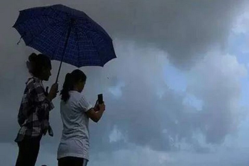 #কলকাতা: ভীষণ গরম লোকের একেবারে নাজেহাল অবস্থা যাঁদের তাঁদের জন্য সুখবর সোমবার থেকে বঙ্গোপসাগরের খাঁড়ি থেকে আসা জলীয় বাষ্পপূর্ণ হাওয়া ভারতের বিভিন্ন প্রান্তে স্বস্তি দেবে৷ মৌসম বিভাগের পূর্বাভাস অনুযায়ি দিল্লি , উত্তরপ্রদেশ, পঞ্জাব ও হরিয়ানায় আগামী তিন দিন অবধি আঁধি চলবে৷ কোথাও কোথাও বজ্রবিদ্যুৎ সহ বৃষ্টি হবে৷ কিছু এলাকায় তেজ হাওয়া বইবে৷ যার গতি ৪০-৫০ কিমি প্রতি ঘণ্টা গতিতে হাওয়া বইবে৷ এরকম আবহাওয়া গোটা উত্তরপশ্চিম ভারতে জারি থাকবে৷ কিছু দিনে গঙ্গার অববাহিকা অঞ্চলে স্বস্তির আবহাওয়া হয়ে থাকবে৷