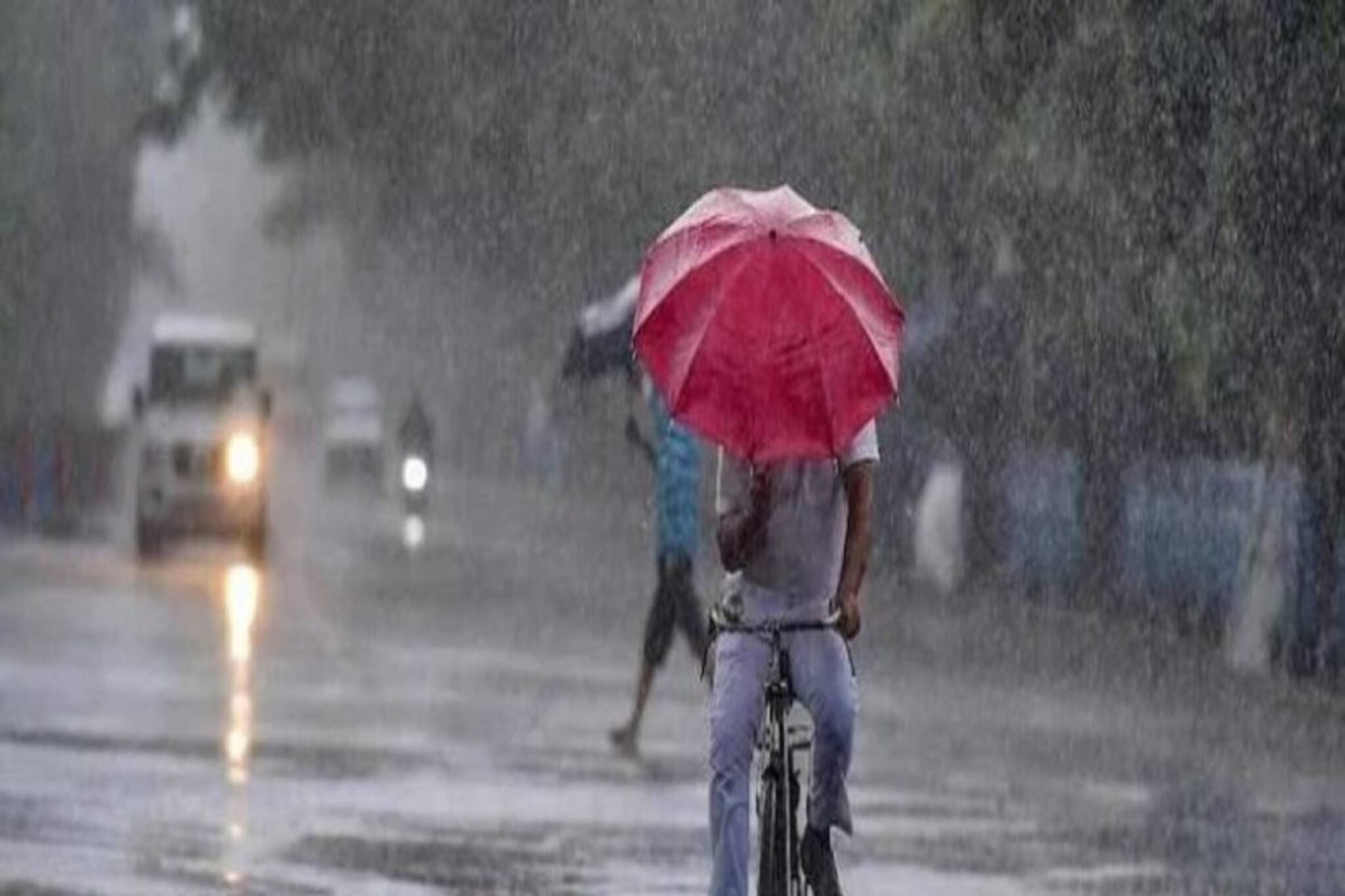 কলকাতায় এক রাতে তাপমাত্রা কমল ৫ ডিগ্রি! তুমুল বৃষ্টির সম্ভাবনা কোন কোন জেলায়?