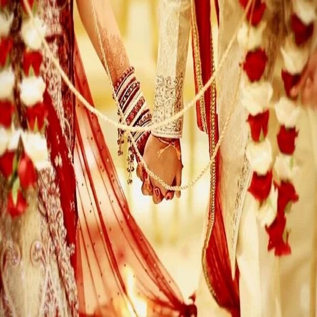 মনে করা হয় পুরুষের বয়স বেশি হলেও সমস্যা নেই। বরং নিজের থেকে কিছুটা কম বয়সের মেয়েকে বিয়ে করলেও সুখী হবে বেশি। এমন নানা ধরনের ধারণার সমাজে প্রচলিত রয়েছে। যদিও তার বিজ্ঞানসম্মত দিক নিয়েও রয়েছে নানা ভিন্নমত। প্রতীকী ছবি। 