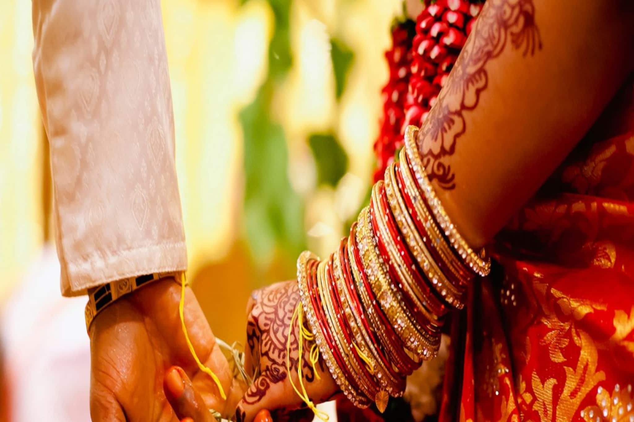 ১০৮ জোড়া দম্পতি! ২৮ জন পুরোহিত! ছাদনাতলায় তুমুল আয়োজন শিলিগুড়ির শালবাড়িতে...