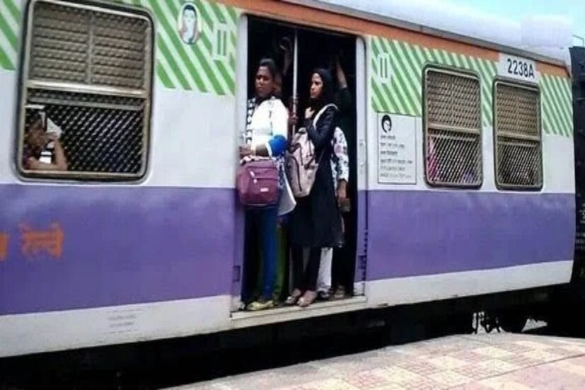 EMU/DEMU ট্রেনে সবুজ স্ট্রাইপ EMU বা DEMU ট্রেনে যদি সবুজ স্ট্রাইপ থাকে, তবে ধরে নিতে হবে এটি একটি লেডিস কম্পার্টমেন্ট। তবে, এই রঙের প্যাটার্নগুলি শুধুমাত্র মুম্বই ও পশ্চিম রেলওয়েতে নতুন অটো ডোর ক্লোজিং EMU-এর জন্য তৈরি করা হয়েছে।