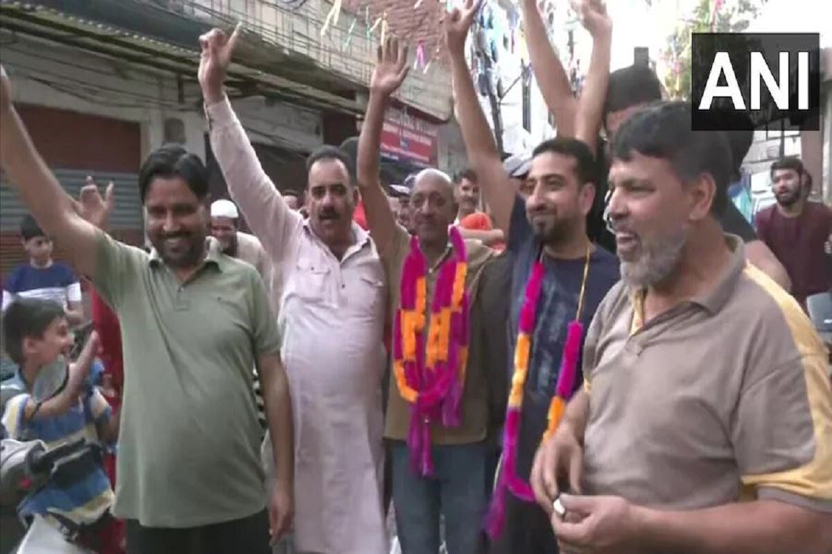 উমরান মালিকের পরিবার এবং বন্ধু তাঁর পরিবারের বন্ধুরা দারুণ আনন্দ করেছে৷ যার ছবি সোশ্যাল মিডিয়ায় ভাইরাল হয়েছে৷