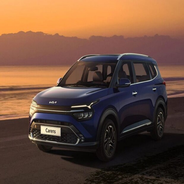 Kia Carens এর দাম ৮লক্ষ ৯৯ হাজার টাকা থেকে শুরু। এতে আমরা ৬ বা ৭সিটারের বিকল্প রয়েছে। Carens অনেক লেটেস্ট ফিচার রয়েছে। বিশেষ করে 10.25-ইঞ্চি এইচডি টাচস্ক্রিন ডিসপ্লে, ডিজিটাল ড্রাইভার ডিসপ্লে, 64-কালার অ্যাম্বিয়েন্ট লাইটিং, বোস সাউন্ড সিস্টেম, এয়ার পিউরিফিকেশন, সামনের জন্য ভেন্টিলেশন এবং সানরুফ পাওয়া যাবে।