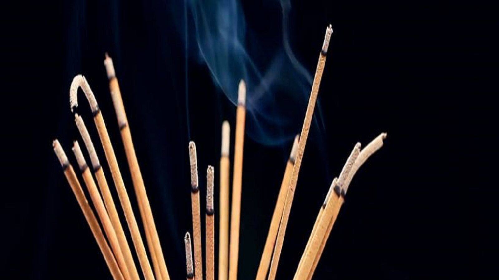 ধূপ জ্বালাচ্ছেন নিয়মিত? শরীরের কতটা ক্ষতি ডেকে আনছেন, জানেন তো