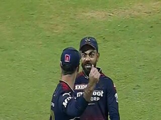 Glenn Maxwell takes stunner catch of Shubman Gill 