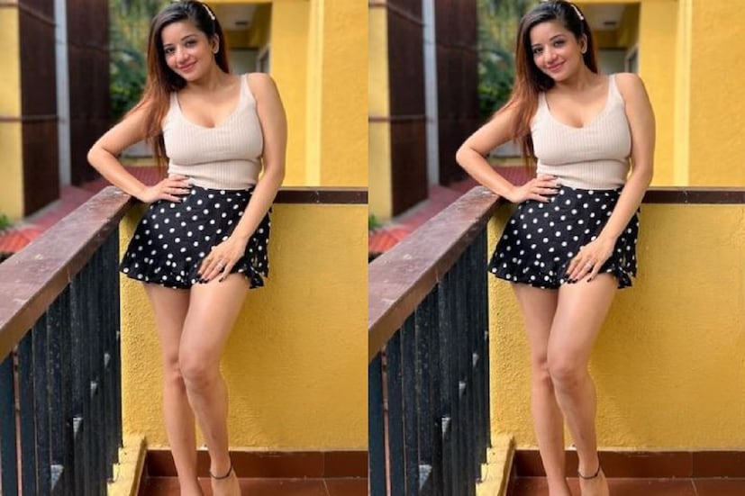 ছবিতে মোনালিসার হট লুক ফুটে উঠেছে ৷ মোনালিসা হালকা গোলাপি রঙের মিনি স্কার্ট পরেছেন যা কালো রঙের ব্রালেটে যেন আগুন ছড়াচ্ছেন তিনি ৷ ছবি সৌজন্য ইনস্টাগ্রাম ৷ 