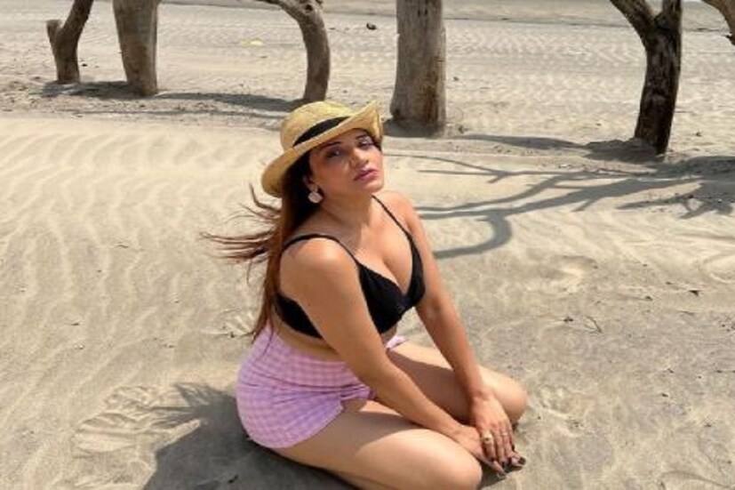 ছবিতে মোনালিসার হট লুক ফুটে উঠেছে ৷ মোনালিসা হালকা গোলাপি রঙের মিনি স্কার্ট পরেছেন যা কালো রঙের ব্রালেটে যেন আগুন ছড়াচ্ছেন তিনি ৷ ছবি সৌজন্য ইনস্টাগ্রাম ৷ 
