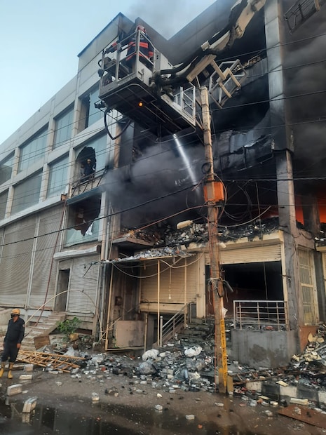 দিল্লির দমকল বিভাগের ডিরেক্টর অতুল গর্গ জানিয়েছেন, বহুতলের তিন তলায় এখনও উদ্ধারকার্য শুরু হয়নি। অনুমান, সেখান থেকে হয়তো আরও মৃতদেহ উদ্ধার হবে।