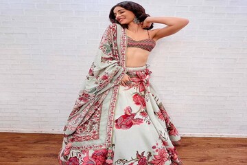 ফুল প্রিন্টের লেহেঙ্গা থেকে উঁকি দিচ্ছে তুলতুলে শরীর, মোহময়ী লুকে অনন্যা পান্ডে ফুল প্রিন্টের লেহেঙ্গা থেকে উঁকি দিচ্ছে তুলতুলে শরীর, মোহময়ী লুকে অনন্যা পান্ডে