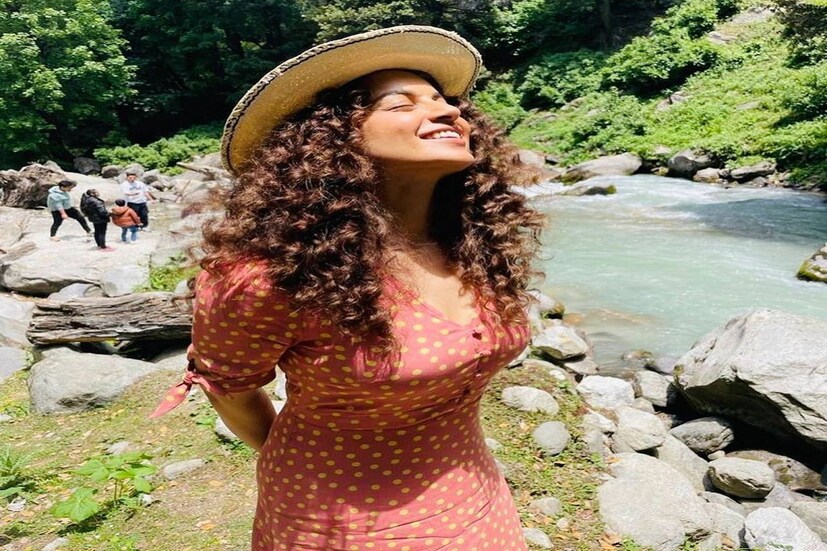 নানা বিতর্কে বার বার শিরোনামে চলে আসে কঙ্গনা রানাওয়াতের নাম। এখনও পর্যন্ত শেষ ছবিও তেমন ভাবে চলেনি। ফলে মনের শান্তির খোঁজে এবার নিজের পাহাড়ি বাসস্থান মানালিতে ছুটি কাটাতে গেলেন নায়িকা। (Kangana Ranaut)