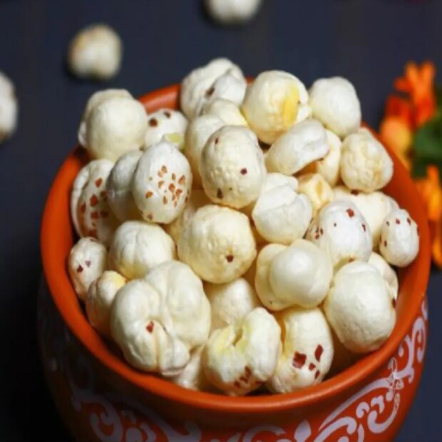 আয়ুর্বেদ বিশেষজ্ঞদের মতে, মাখানার অনেক পুষ্টিগুণ। এতে প্রচুর পরিমাণে ম্যাগনেসিয়াম, পটাশিয়াম, ফাইবার, আয়রন, জিঙ্ক ইত্যাদি রয়েছে। এই সমস্ত পুষ্টি শরীরকে সক্রিয় এবং শক্তিতে পরিপূর্ণ করে তোলে। ভারতে বিহার এবং জম্মু ও কাশ্মীরে মাখানার চাষ হয়। এটি অনেক গুরুতর রোগ থেকে বাঁচাতে কার্যকর। Representative Image