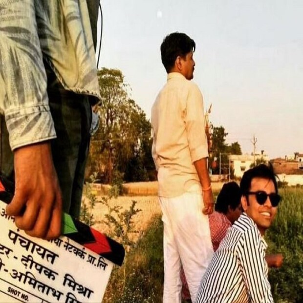 ক্রুদের খাবার বিক্রি, বাড়ি ভাড়া দেওয়া এমনকী শ্যুটিংয়ের ভিড়ে অংশ নিয়ে রোজগার করেছেন মহোদিয়া গ্রামের বাসিন্দারা। শ্যুটিংয়ের জিনিসপত্র ভোপাল, ইন্দোর ও সেহোর থেকে আমদানি করা হয়েছে। আট পর্বের এই সিরিজ এখন জনপ্রিয়তার তুঙ্গে। অ্যামাজন প্রাইমে এই সিরিজ দেখতে ভুলবেন না। 