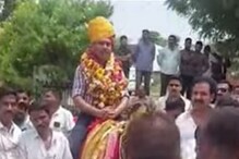 দেখে মনে হবে যেন বিয়ে ! SSO-র ট্রান্সফারের পর ঘোড়ায় চড়িয়ে বিদায় জানানো হল দেখে মনে হবে যেন বিয়ে ! SSO-র ট্রান্সফারের পর ঘোড়ায় চড়িয়ে বিদায় জানানো হল