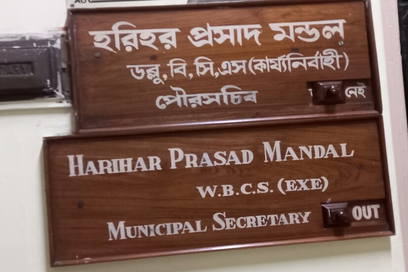 পুরসভায় চাকরির নামে ৫ লক্ষ টাকার প্রতারণা। কলকাতা পুরসভার চাকরি পাইয়ে দেওয়ার টোপ, আর্থিক প্রতারণার অভিযোগ উঠল। অভিযোগকারীর নাম অঞ্জন মণ্ডল। তিনি উত্তর ২৪ পরগনার বসিরহাটের বাসিন্দা। অভিযোগ, চাকরি দেওয়ার নাম করে তাঁর কাছ থেকে তিন দফায় পাঁচ লক্ষ টাকা নেওয়া হয়েছে। টাকা নেওয়ার আগে বিশ্বাসযোগ্যতা তৈরি করতে পুরসভার কাউন্সিলর রুমে চাকরি প্রার্থীর ইন্টারভিউ এর ব্যবস্থা করা হয়। মোট ৫ লক্ষ অভিযুক্ত ব্যাক্তি টাকা নিয়ে বেপাত্তা।ওই অভিযোগকারী মঙ্গলবার কলকাতা পুরসভার কেন্দ্রীয় ভবনে এসে হাজির হন। পুর সচিবের সঙ্গে দেখা করার তদ্বির করেন। বিষয়টি জানতে পেরে নিচে পুরসভার ওসিকে তলব করেন সচিব হরিহরপ্রসাদ মণ্ডল।