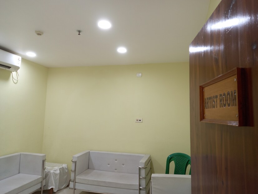 অনুষ্ঠান শেষ করে তিনি সাড়ে আটটার পর চলে যায় না হোটেল। সেখানে অসুস্থতা বোধ করায় তাকে নিয়ে যাওয়া হয় হাসপাতালে। ছবি ও প্রতিবেদন বিশ্বজিৎ সাহা 