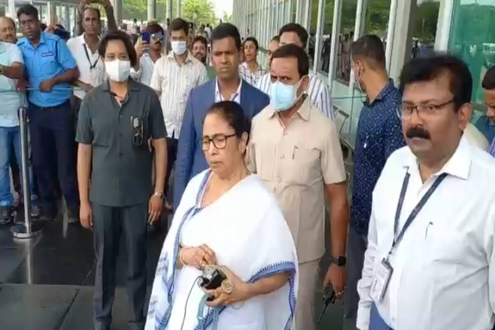 জরুরি ভিত্তিতে অন্ডাল বিমানবন্দরে এলেন মুখ্যমন্ত্রী