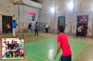 চলছে ক্রিকেট টুর্নামেন্টের খেলা