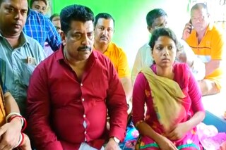 অশোকনগরের বিধায়ক নারায়ণ গোস্বামীর সাথে ছাত্রী জুলেখা
