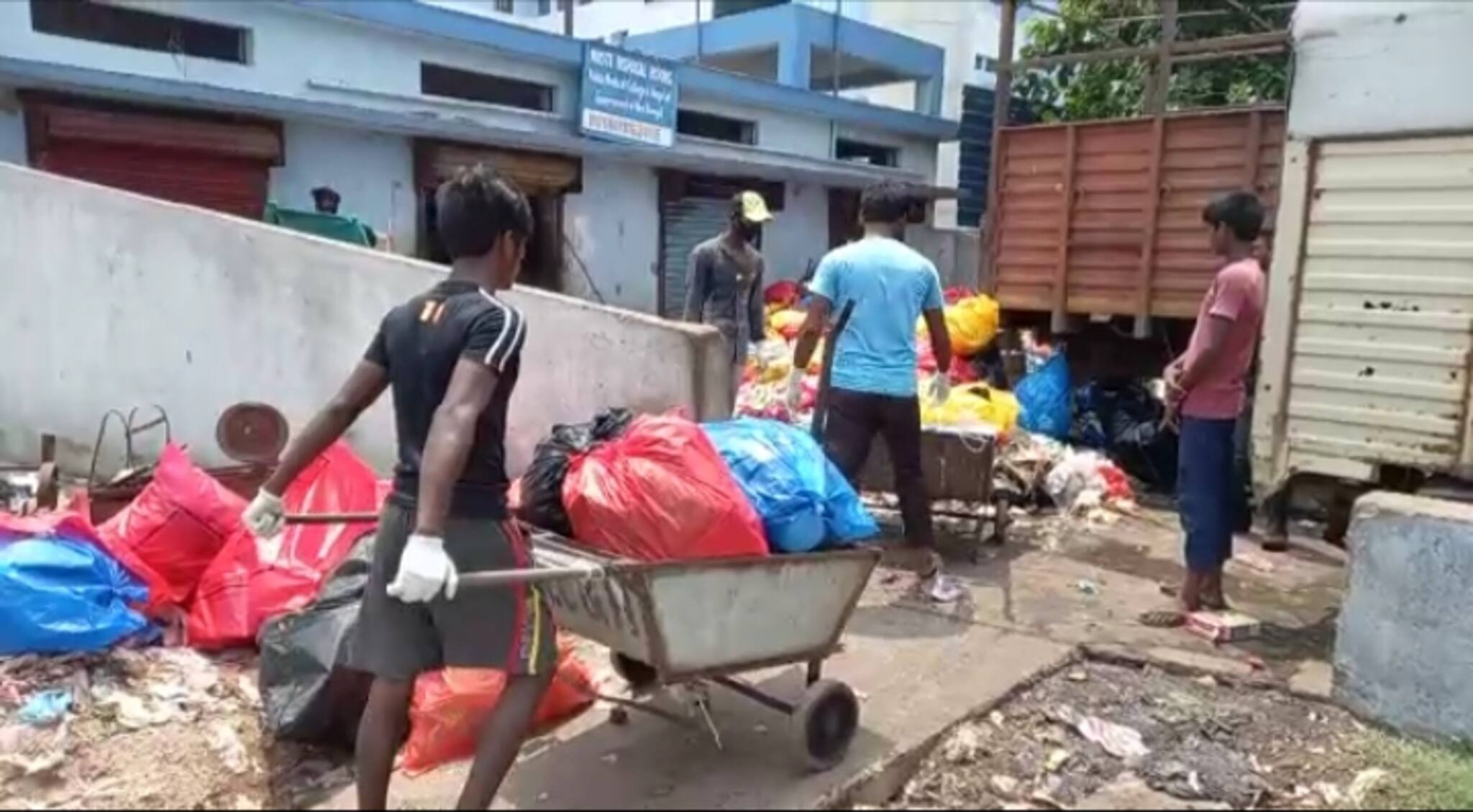 খুদেদের দিয়ে সাফাই কাজ করানোর অভিযোগ মালদহ হাসপাতালে! দায় কার? জানুন