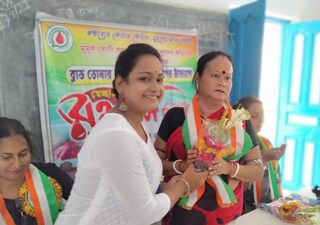 রক্তদান শিবিরের সূচনায় তৃতীয় লিঙ্গের মানুষরা।