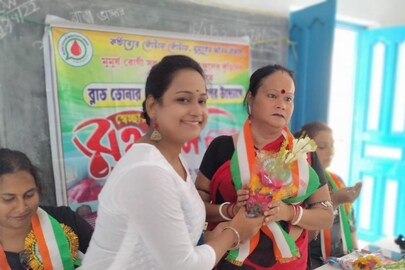 রক্তদান শিবিরের সূচনায় তৃতীয় লিঙ্গের মানুষরা।
