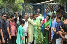 গাছ কাটা নিয়ে পূর্বতন বাম সরকারকে খোঁচা মেয়র ফিরহাদ হাকিমের গাছ কাটা নিয়ে পূর্বতন বাম সরকারকে খোঁচা মেয়র ফিরহাদ হাকিমের